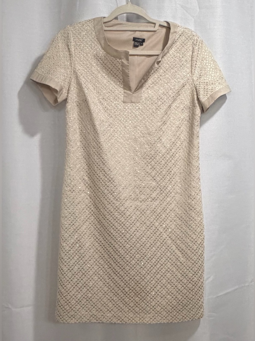 Muse Textured Short-Sleeve Shift Dress Size 6
👗